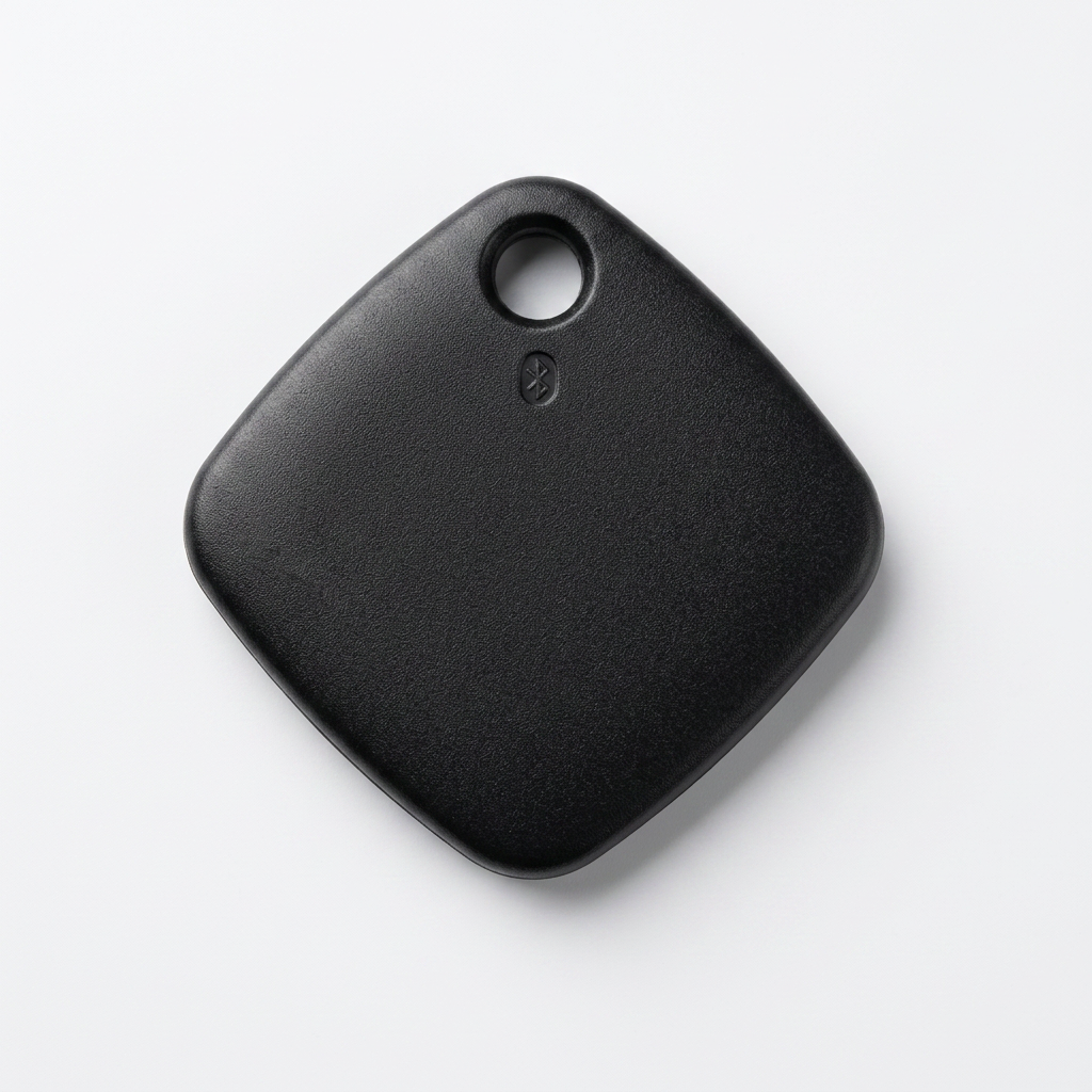 HallaTag, localizador Bluetooth negro sobre fondo neutro